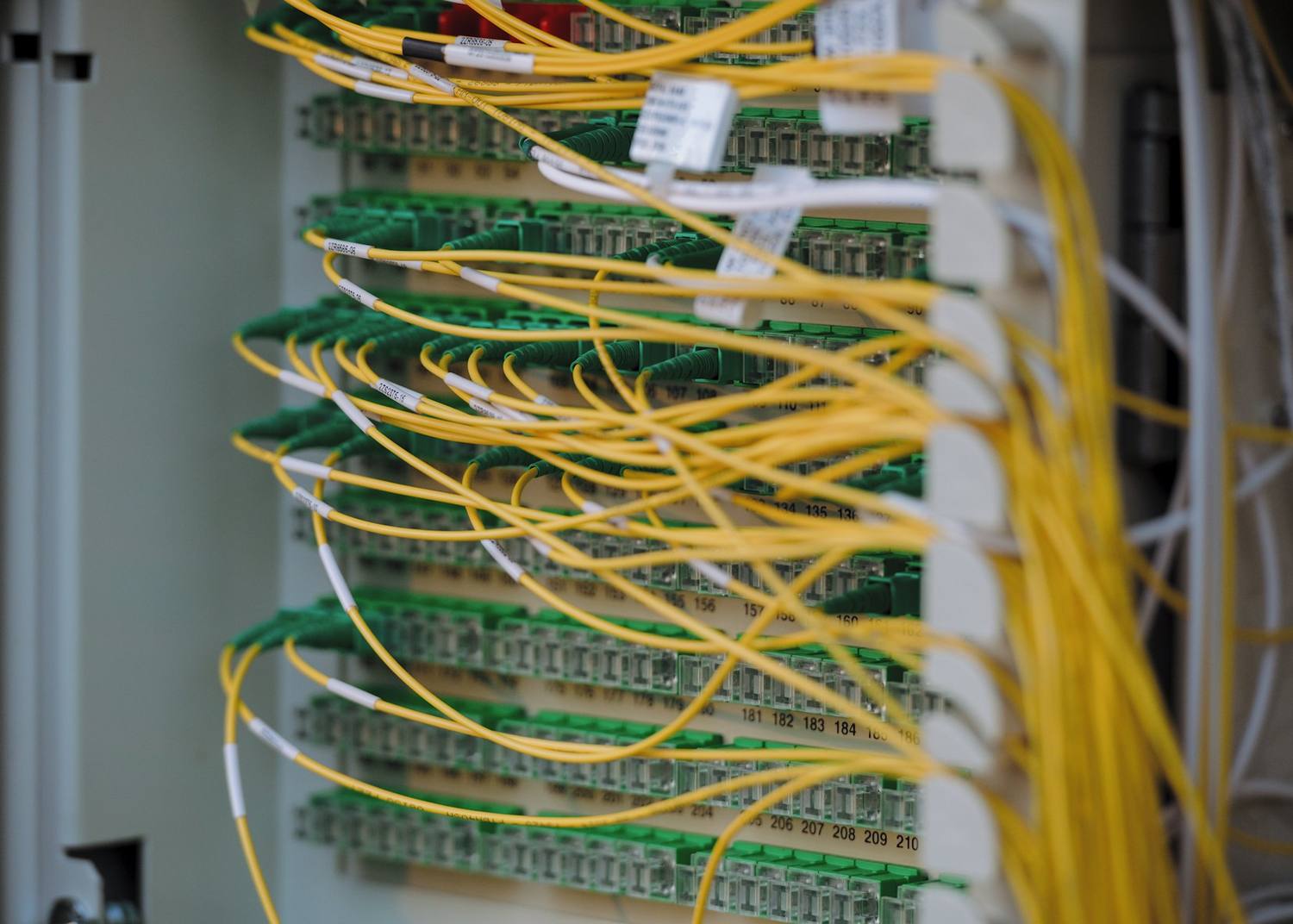 Network cabling in a data centre